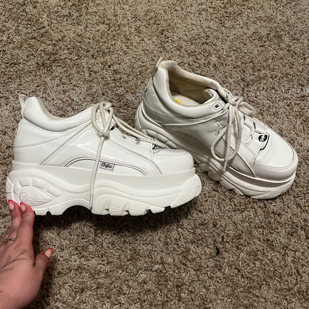 WHITE BUFFALO CORIN LOW PLATFORM SNEAKER